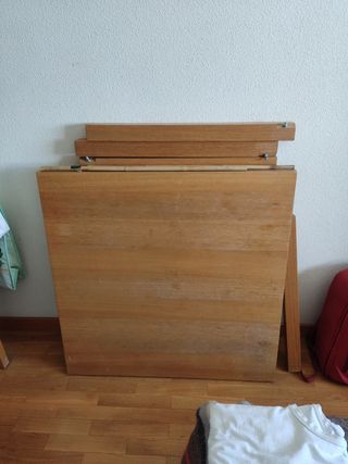 Mesa de madera cuadrada
