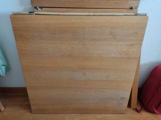 Mesa de madera cuadrada