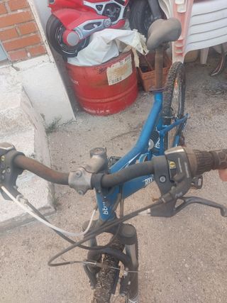 Bicicleta azul necesita pintura y ruedas