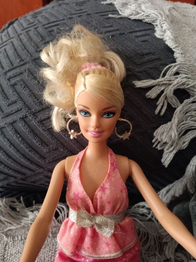 Muñeca Barbie con vestido rosa