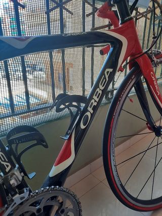 Bicicleta Orbea Onix. Color roja y negra.
