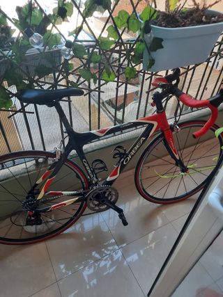 Bicicleta Orbea Onix. Color roja y negra.
