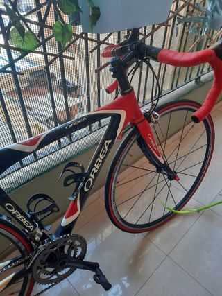 Bicicleta Orbea Onix. Color roja y negra.
