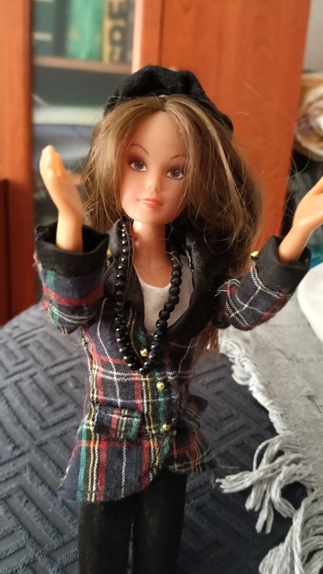 Muñeca Barbie con traje de cuadros