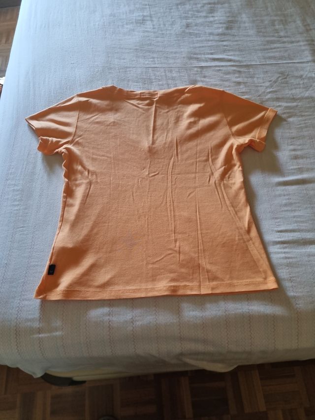 Camiseta naranja cuello pico