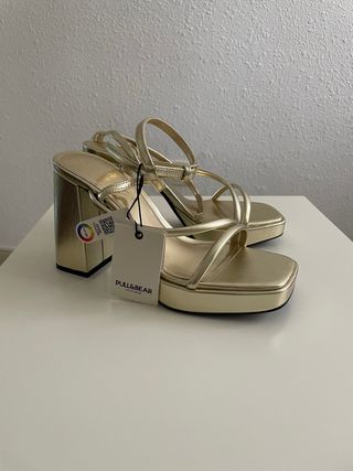 Sandalias tacón Pull&Bear doradas