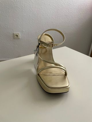 Sandalias tacón Pull&Bear doradas