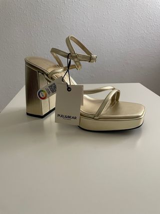Sandalias tacón Pull&Bear doradas