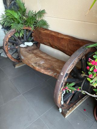 Banco de madera rústico con ruedas