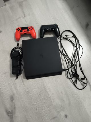 PS4 (PlayStation 4) con mandos y cables