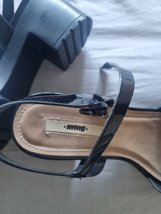 Sandalias negras charol