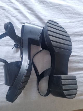 Sandalias negras charol