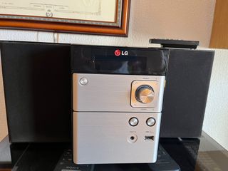 Mini cadena LG con altavoces y mando