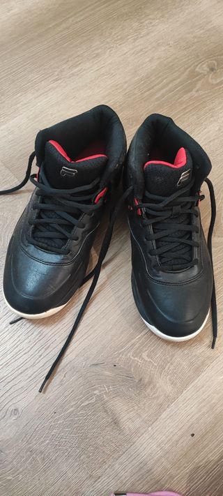 Deportivas Fila Baloncesto Negras y Rojas