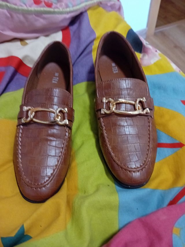 Zapatos de vestir marrones con hebilla dorada