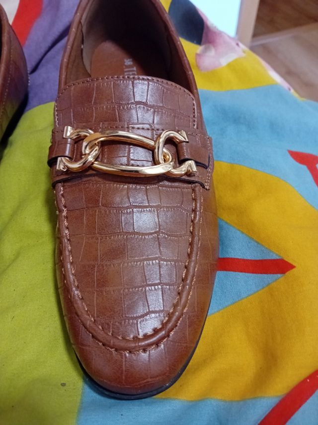 Zapatos de vestir marrones con hebilla dorada