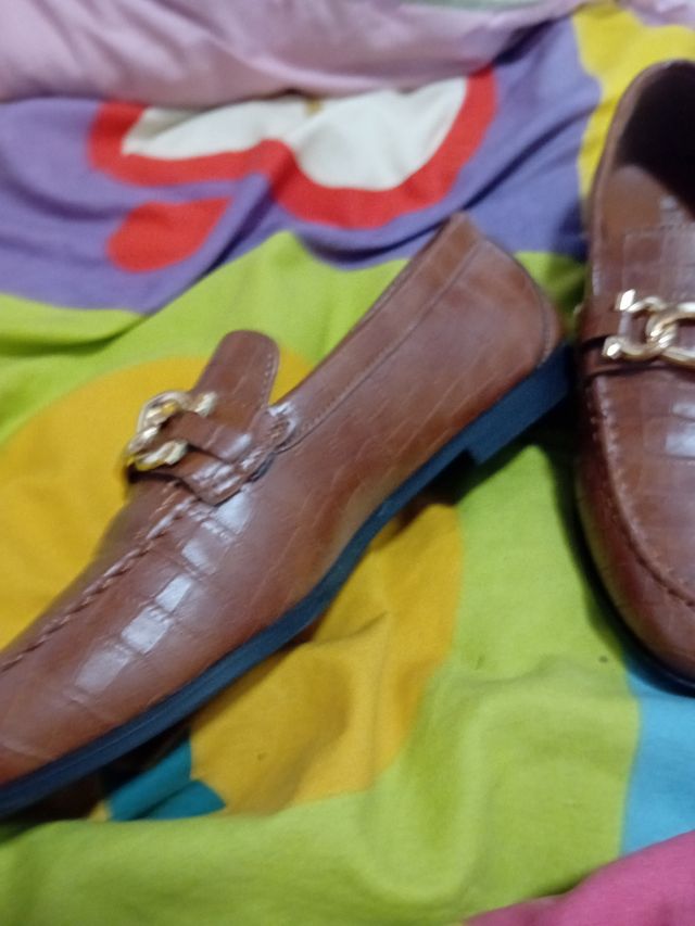 Zapatos de vestir marrones con hebilla dorada