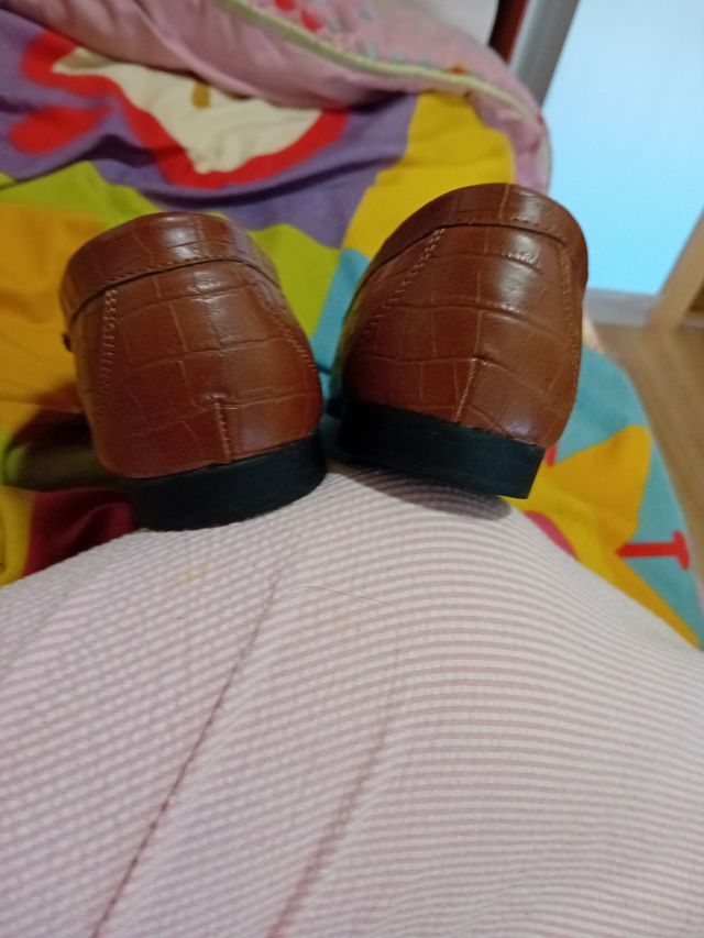 Zapatos de vestir marrones con hebilla dorada