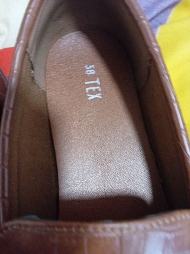 Zapatos de vestir marrones con hebilla dorada