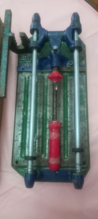 Cortador de azulejos antiguo