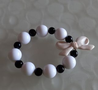 Bracciale donna perline bianche e nere con fiocco