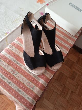 Sandalias de cuña negras y beige