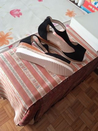 Sandalias de cuña negras y beige