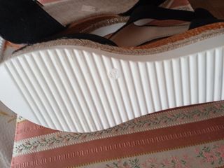 Sandalias de cuña negras y beige