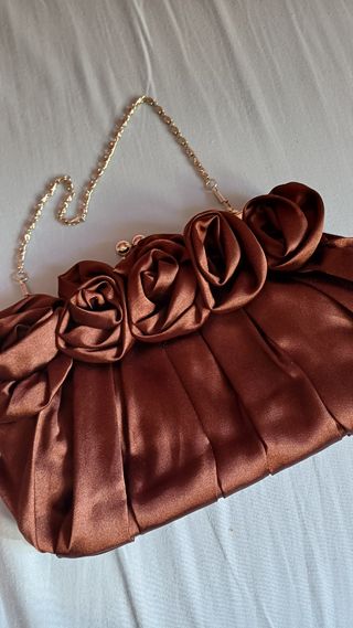 Bolso de fiesta marrón con cadena