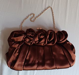 Bolso de fiesta marrón con cadena