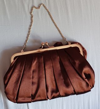Bolso de fiesta marrón con cadena