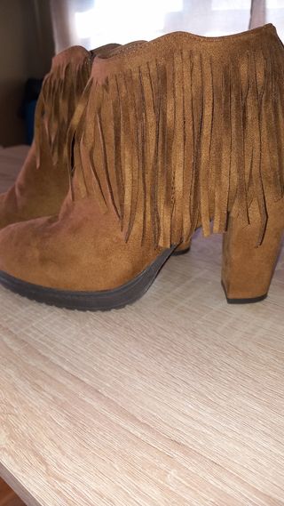 Botines Refresh con flecos marrones