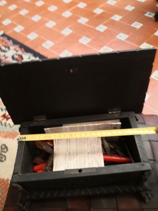 Caja de madera tallada antigua
