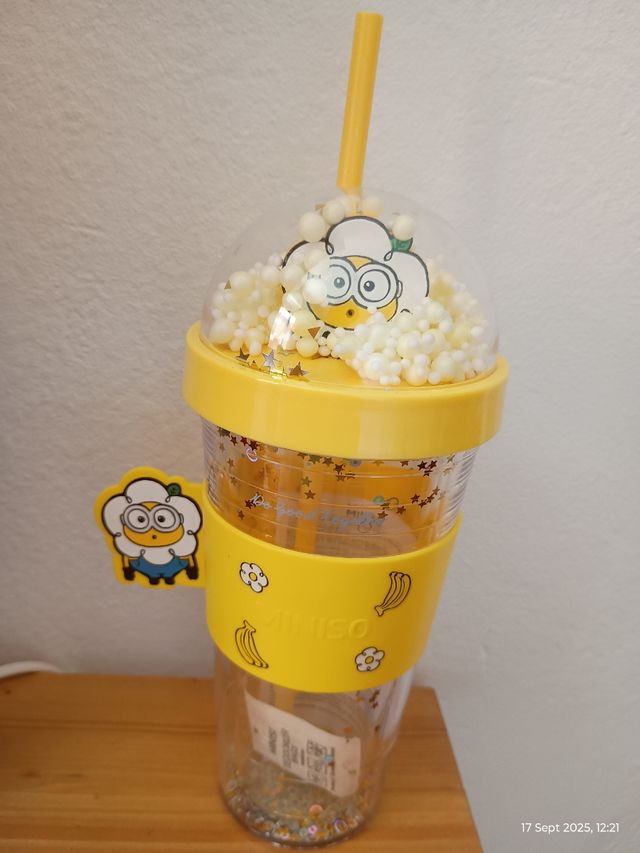 Vaso Minion con tapa y pajita
