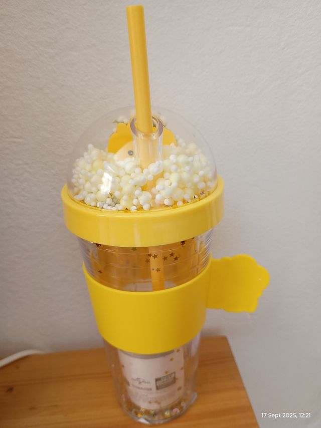 Vaso Minion con tapa y pajita