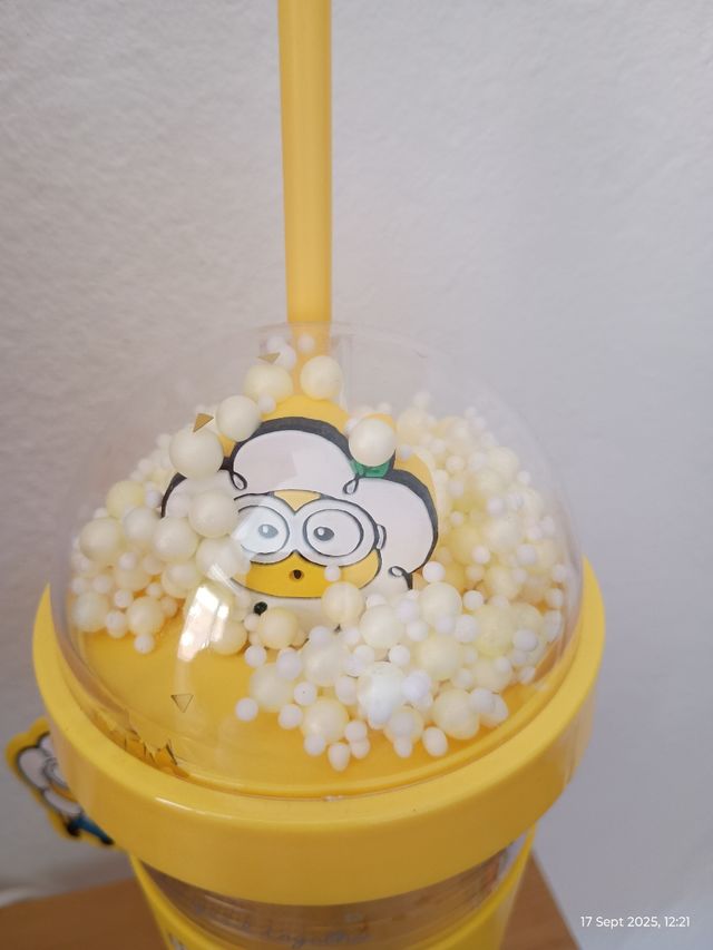Vaso Minion con tapa y pajita