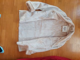 Abrigo beige con cuello y puños de pelo