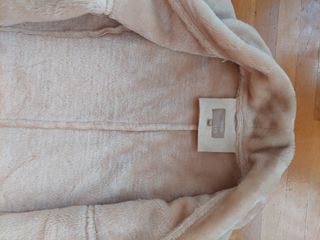 Abrigo beige con cuello y puños de pelo