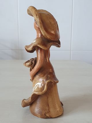 Figura de cerámica artesana y decorativa.