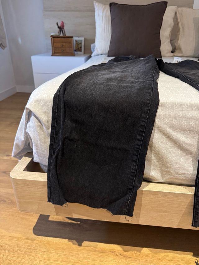 Pantalón tejano ancho negro