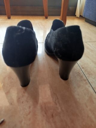 Botín negro con tachuelas