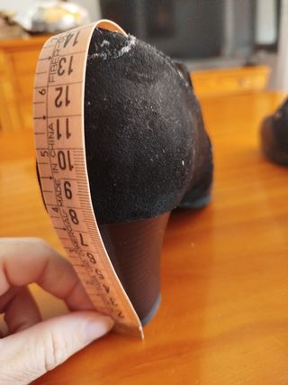 Botín negro con tachuelas