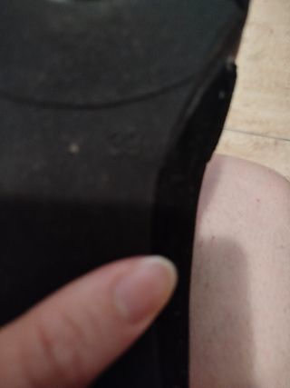 Botín negro con tachuelas