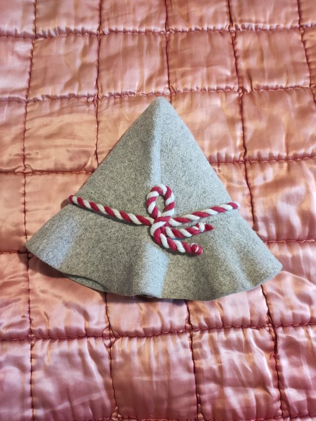 Cappello tirolese grigio con corda rosa