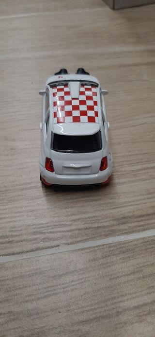 Coche Abarth Blanco con Detalles Rojos escala 1/43