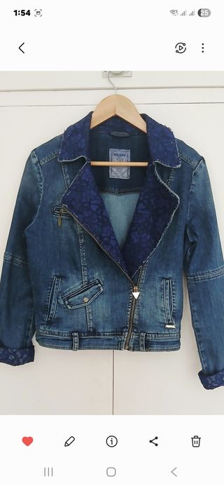 Cazadora vaquera Guess con encaje