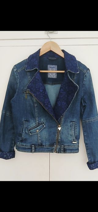 Cazadora vaquera Guess con encaje