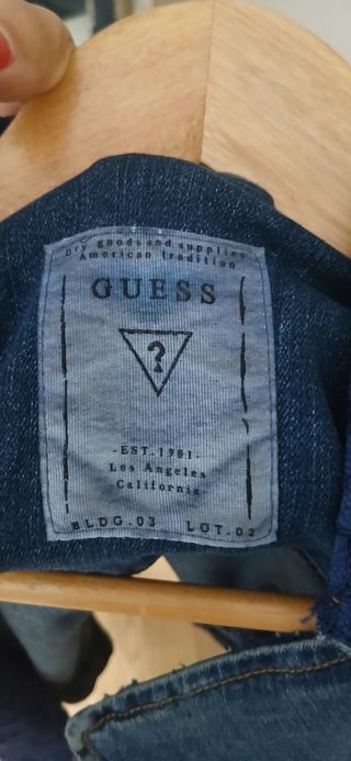 Cazadora vaquera Guess con encaje