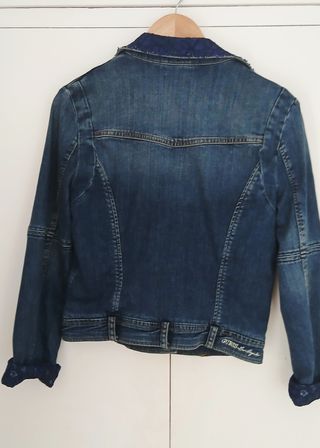 Cazadora vaquera Guess con encaje