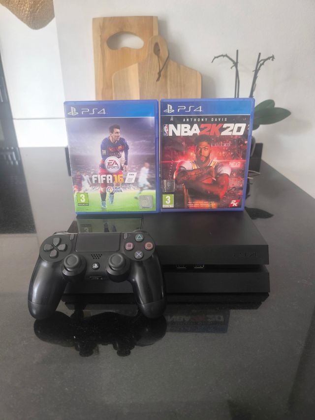 PS4 con 1 mando y 2 juegos